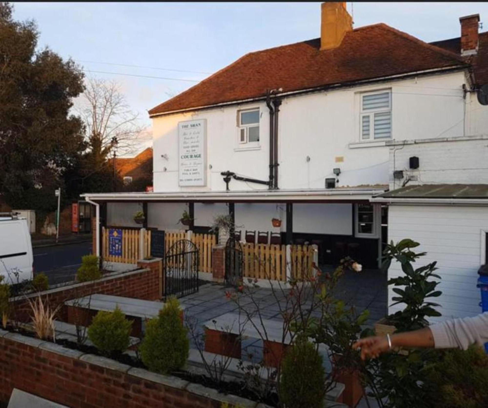 Swan Inn, Heathrow Airport Stanwell Екстериор снимка
